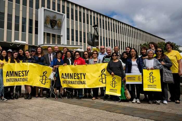 От прав человека до «угрозы нацбезопасности»: как Amnesty International лишили статуса в РФ